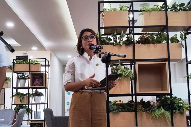 Tenaga Ahli Utama Kantor Komunikasi Kepresidenan Prita Laura memberikan keterangan pers yang disampaikan di Gedung Sekretariat Presiden Jakarta, Kamis (14/11). Foto: Antara