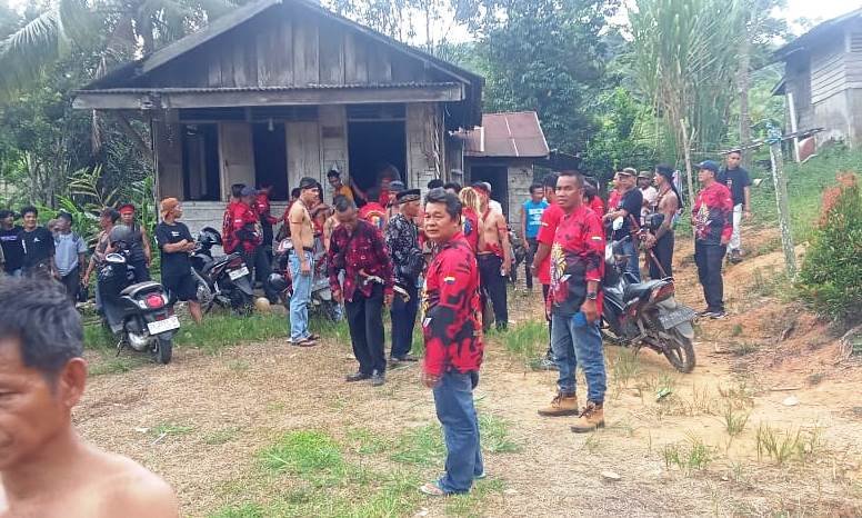 Warga dari penjuru Kalimantan terus berdatangan ke rumah duka korban Rusel. Foto: Mei untuk apakabar.co.id