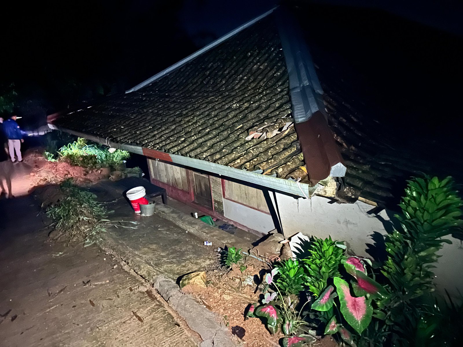 60 Warga Cianjur Diungsikan Gegara Tanah Bergerak