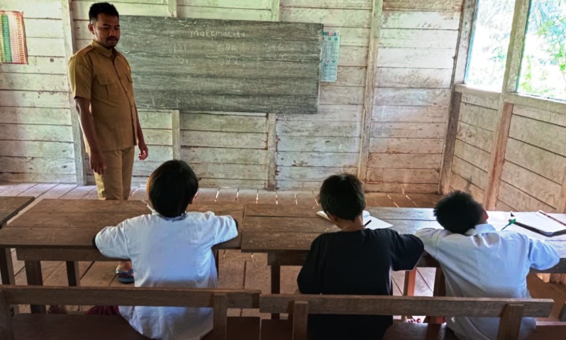MUHAMMAD Arshad saat mengajar murid-muridnya di SD Aing Bantai (Filial), Kecamatan Batang Alai Timur, Kabupaten Hulu Sungai Tengah, Kalimantan Selatan. Foto: Antara