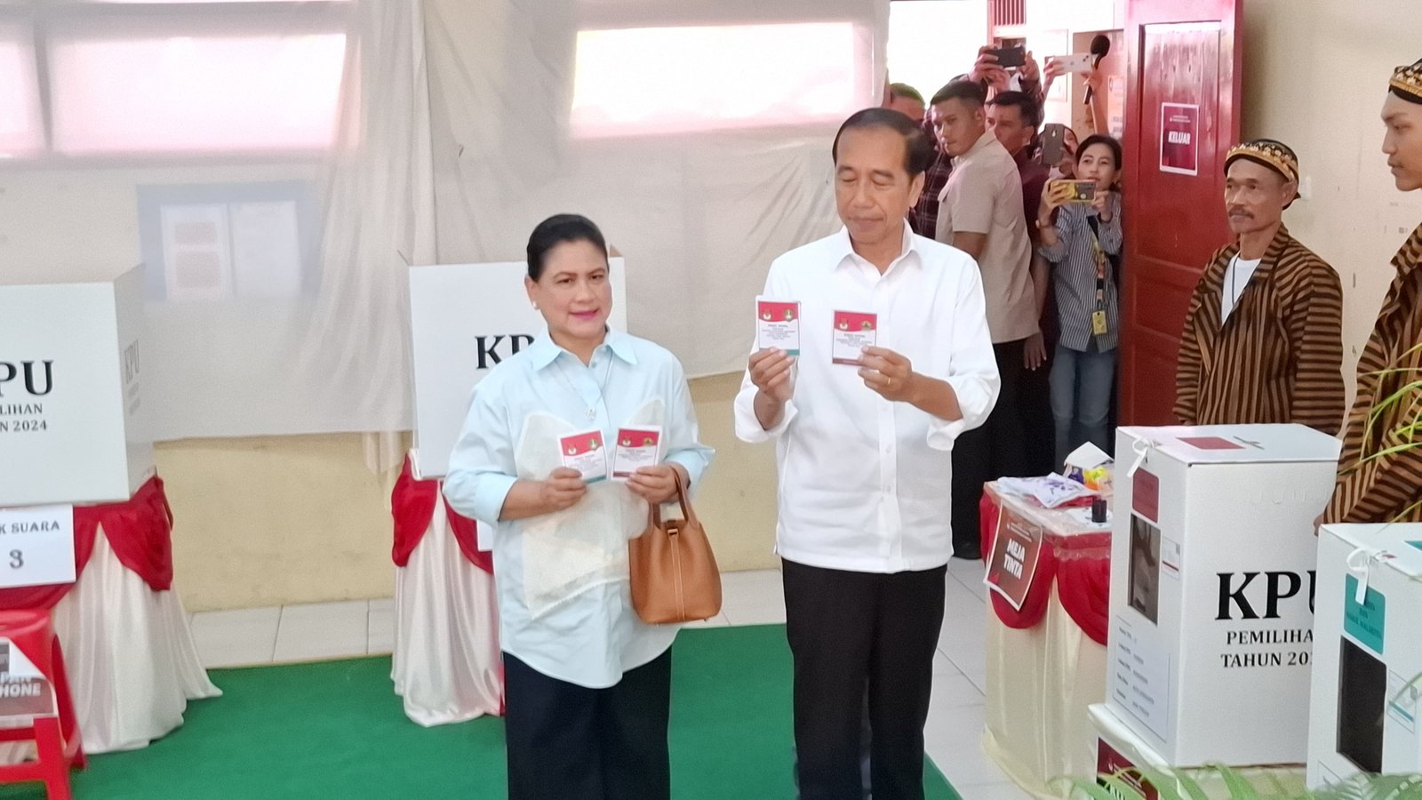 Jokowi-Iriana Nyoblos di TPS 12 Sumber Solo, Ajak Jan Ethes