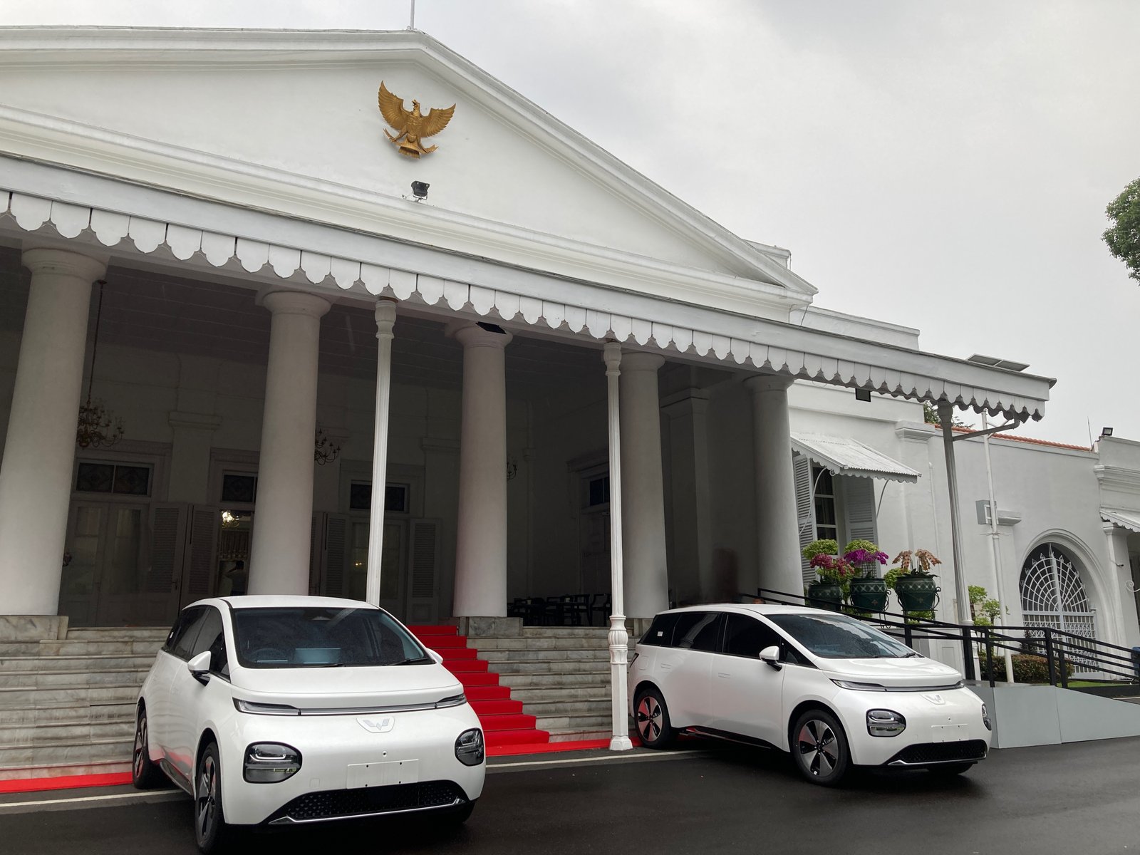 Wuling EV mendukung Pemerintah Provinsi Jawa Barat dengan 2 Cloud EV untuk operasional. Foto: dok. Wuling