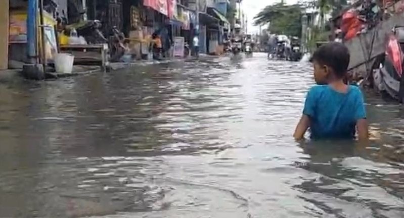 Seorang anak bermain air saat banjir rob menerjang kawasan Muara Angke Penjaringan Jakarta Utara pada Sabtu (14/12/2024) pagi. Foto: ANTARA
