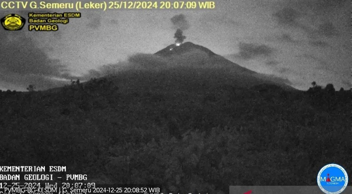 Gunung Semeru saat kembali erupsi pada Rabu (25/12/2024) malam pukul 20.07 WIB. Foto: PVMBG