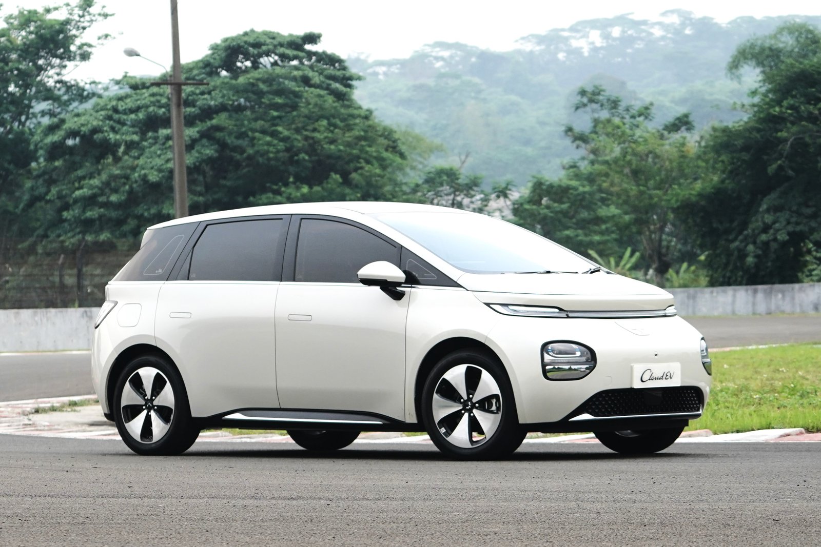 Eksterior Cloud EV terinspirasi dari lekukan dan bentuk awan yang memancarkan nuansa futuristik dan modern. Foto: dok. Wuling