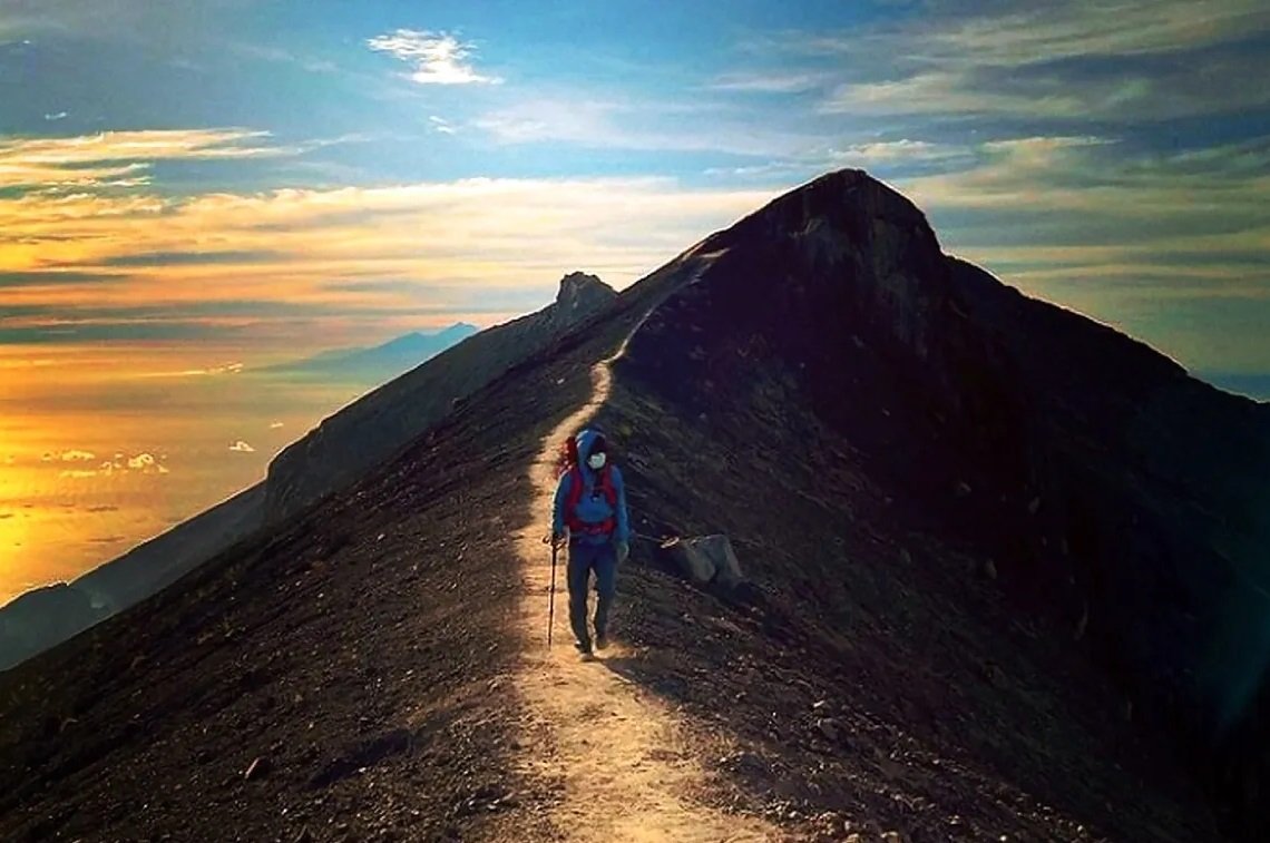 Ilustrasi - Mendaki Gunung Agung via Pura Besakih Ubud. Foto: Tiket.com