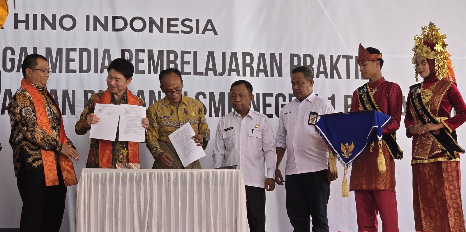 Hino menyerahkan satu unit truk Hino500 Series tipe FL kepada SMKN 1 Belitang III, Sumatera Selatan, Jumat (6/12). Foto: dok. HMSI