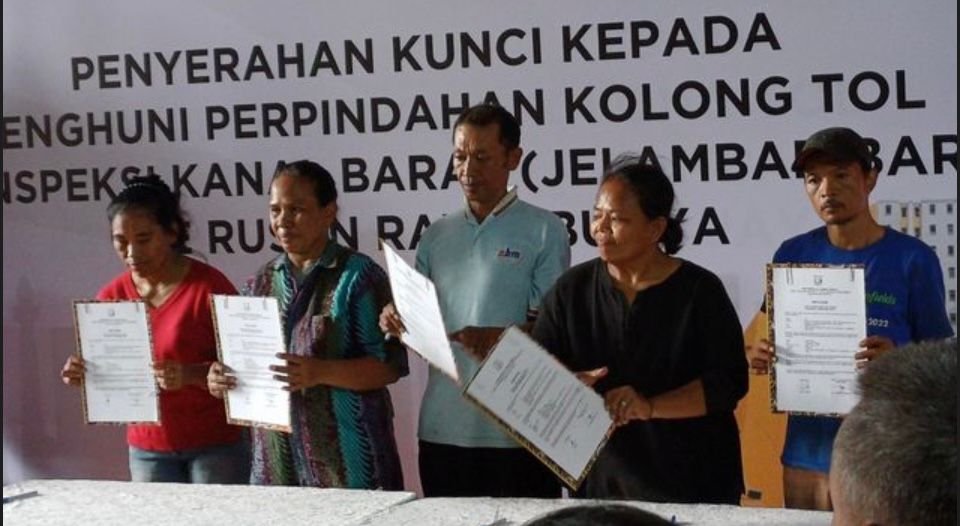 Pemerintah Provinsi DKI Jakarta telah memulai relokasi 14 keluarga dari kolong Tol Angke, Jakarta Barat, ke Rumah Susun (Rusun) Rawa Buaya pada Sabtu, 30 November 2024. Foto: apakabar.co.id/Andrew Tito