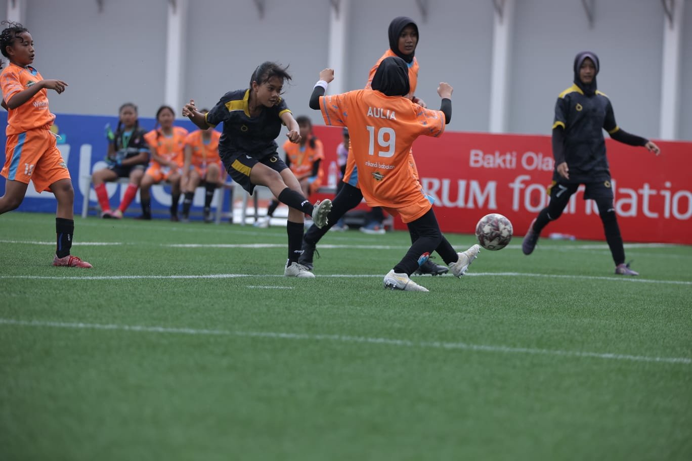 Penggawa Scorpions FC tengah berupaya merobek lini pertahanan Srikandi Kalirejo Undaan dalam laga pekan terakhir Hydroplus Soccer League 2024 yang berlangsung di Supersoccer Arena Rendeng, Kudus, Minggu 8 Desember 2024. Foto: Hydroplus