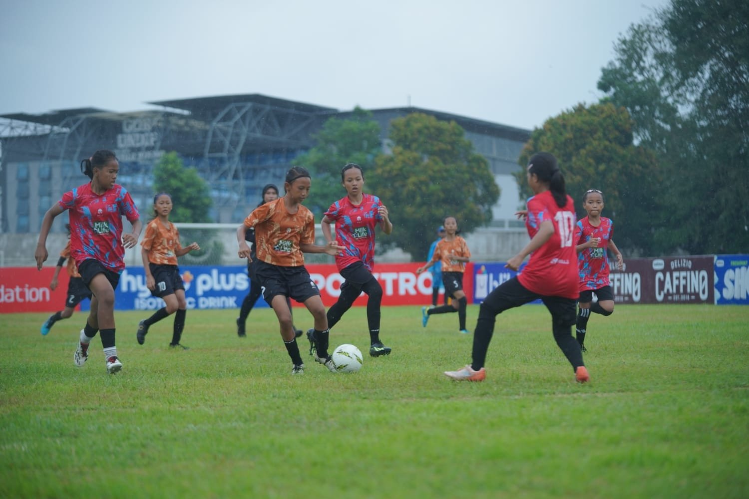Dua tim sedang bertanding di MilkLife Soccer Challenge Series 2 Semarang di Stadion Universitas Diponegoro Tembalang, Semarang, Minggu (22/12). Foto: MilkLife