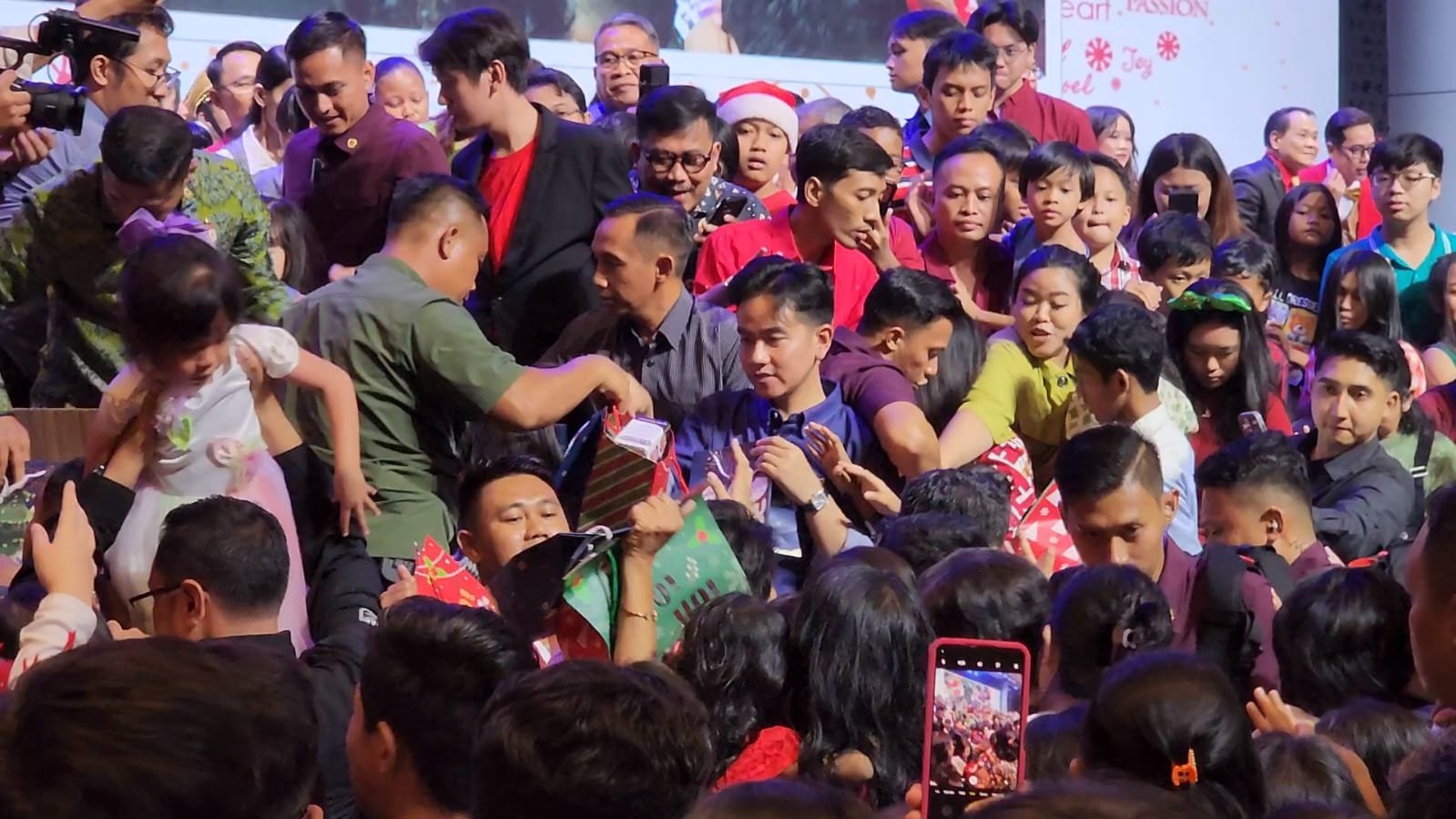 Wapres Gibran Tinjau Gereja El Shaddai Solo, Bagi-Bagi Kado Natal 