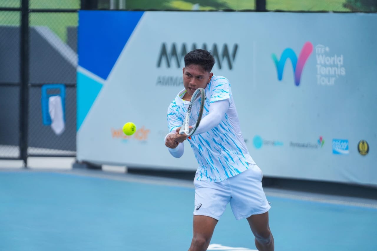 Petenis Indonesia, Gunawan Trismuwantara saat tampil pada babak kualifikasi M-25 Amman Mineral Men's World Tennis Championship 2024 di Nusa Dua, Bali, Senin (30/12).