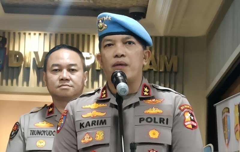 Kadiv Propam Polri Irjen Pol. Abdul Karim berbicara di hadapan awak media di Gedung Mabes Polri, Jakarta, Selasa (24/12/2024) malam. Foto: ANTARA