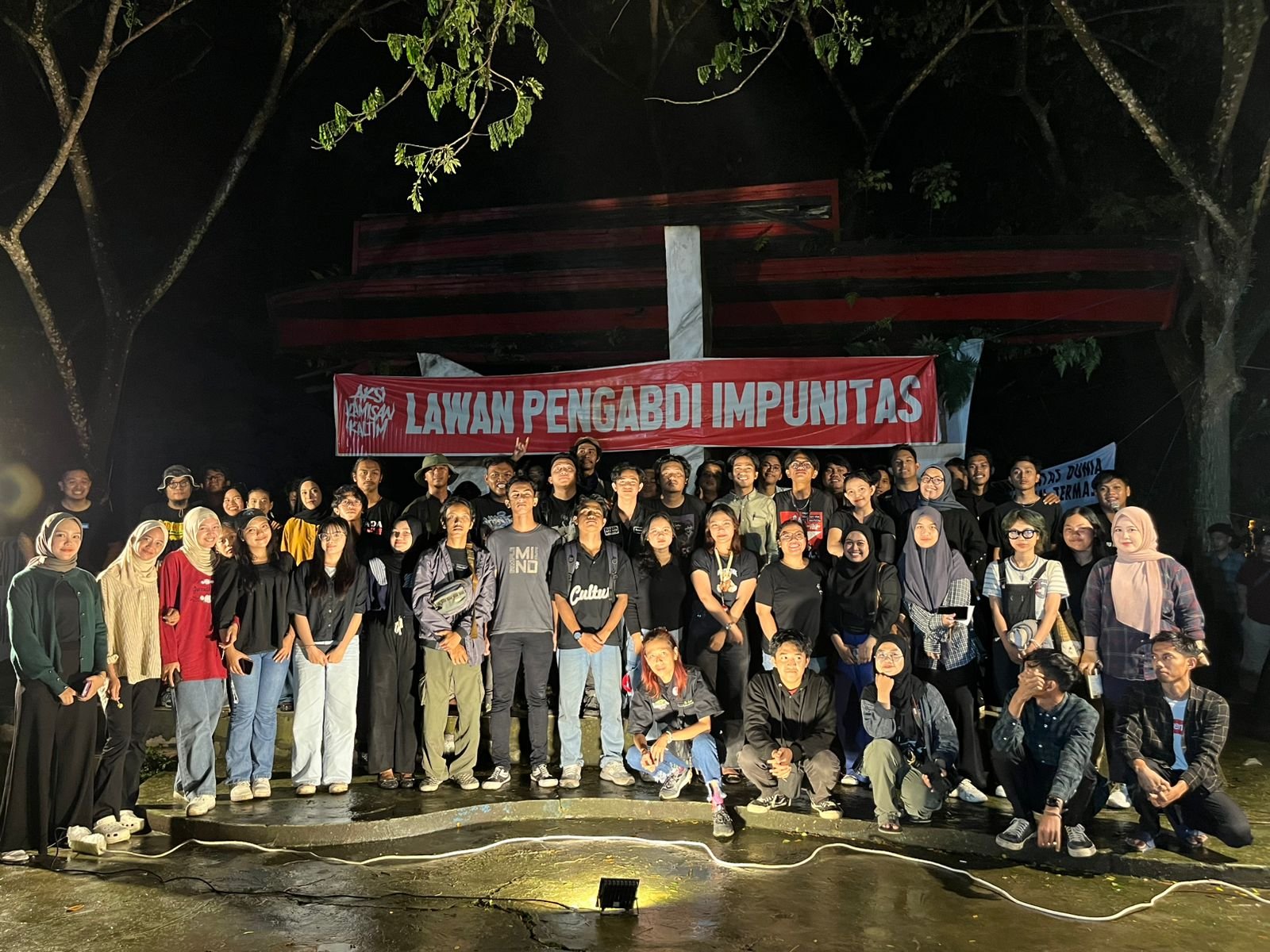 Melalui rangkaian aksi dan peringatan HAM selama 30 hari, komite mendesak pemerintahan yang baru agar menuntaskan kasus-kasus HAM berat yang belum terselesaikan sebelumnya. Foto: Komite HAM Dalam 30 Hari