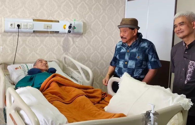 Abdullah Mahmud (AM) Hendropriyono menjenguk anak pertama Wakil Presiden RI ke-3 Adam Malik, Otto Malik (81) yang dirawat di RSPAD Jakarta. Diketahui, Otto menjalani perawatan di RS karena menderita stroke. Foto: Kilat.com