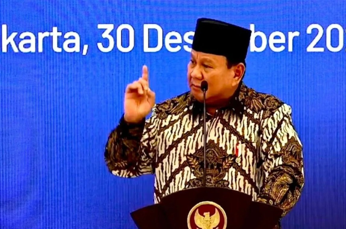 Presiden Prabowo Subianto memberi pengarahan kepada jajaran petinggi pemerintah pusat dan pemerintah daerah saat acara Musrenbangnas di Kantor Kementerian PPN/Bappenas di Jakarta, Senin (30/12/2024). Foto: Bappenas RI