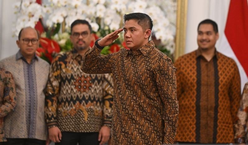 ARsip foto - Mayor Teddy Indra Wijaya (kedua kanan) memberikan hormat kepada Presiden Prabowo Subianto saat pengumuman jajaran menteri Kabinet Merah Putih di Istana Merdeka, Jakarta, Minggu (20/10/2024). Mayor Teddy Indra Wijaya diangkat sebagai Sekretari