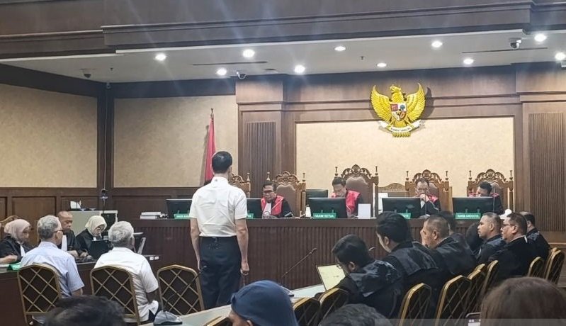 Terdakwa Harvey Moeis selaku perpanjangan tangan PT Refined Bangka Tin (RBT) berdiri untuk mendengarkan pembacaan amar putusan Majelis Hakim di Pengadilan Tindak Pidana Korupsi Jakarta, Senin (23/12/2024). Foto: ANTARA