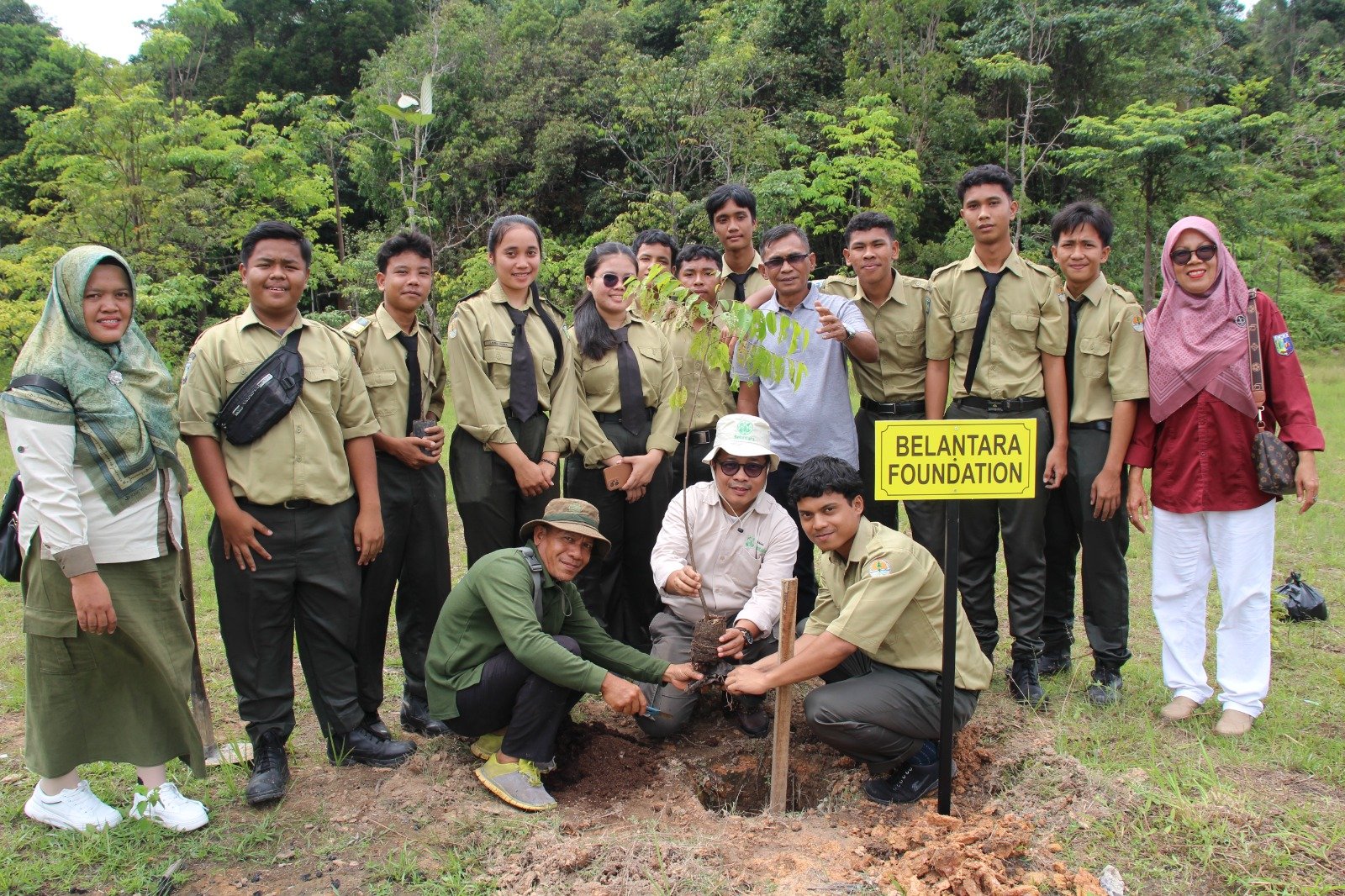 Hari Menanam Pohon, Belantara Ajak Siswa Tanam Pohon Langka di Tahura Sultan Syarif Hasyim Riau