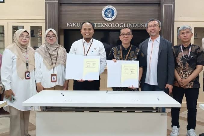BRIN dengan Fakultas Teknologi Industri Institut Teknologi Bandung menandatangani Perjanjian Kerja Sama tentang riset dan inovasi sel surya berbasis perovskite efisiensi tinggi di Bandung pada Senin (2/12/2024). Foto: Badan Riset dan Inovasi Nasional