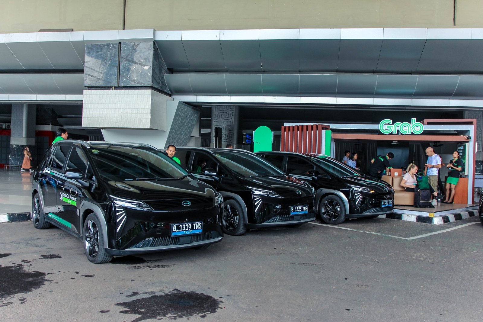 Aion Y Plus Resmi Jadi Armada GrabCar Premium di Bandara Soetta