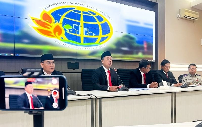 Menteri Agraria dan Tata Ruang/Kepala Badan Pertanahan Nasional (ATR/BPN) Nusron Wahid (dua kiri) dalam jumpa pers di Jakarta, Senin (20/1/2025). Foto: ANTARA