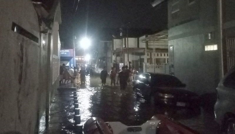 Hujan lebat mengakibatkan banjir luapan yang menggenangi Perumahan Karangasri, Desa Karangrau RW 04, Kecamatan Sokaraja, Kabupaten Banyumas, Jawa Tengah, Jumat (10/1/2025) malam. Foto: ANTARA