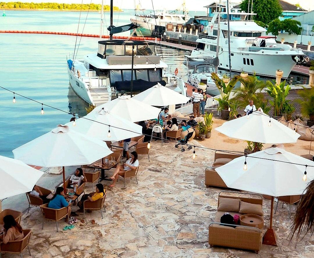 Black Stone Yacht Club Bali Tawarkan Sensasi Makan dengan Pemandangan Kapal Bersandar