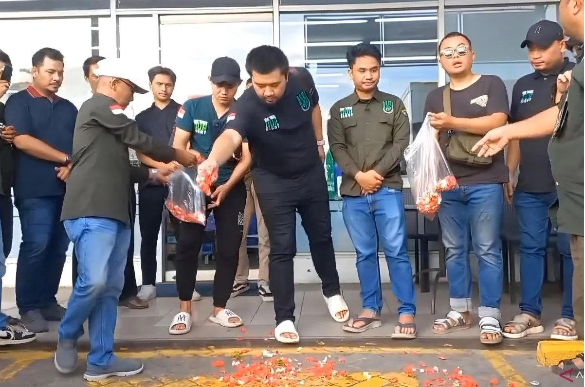 Sejumlah anggota keluarga korban penembakan di Rest Area KM 45, Tol Tangerang-Merak pada Jumat sore, melakukan aksi tabur bunga di lokasi tempat kejadian perkara (TKP) di Kecamatan Jayanti, Kabupaten Tangerang, Banten, sebagai mengenang korbannya. Foto: A
