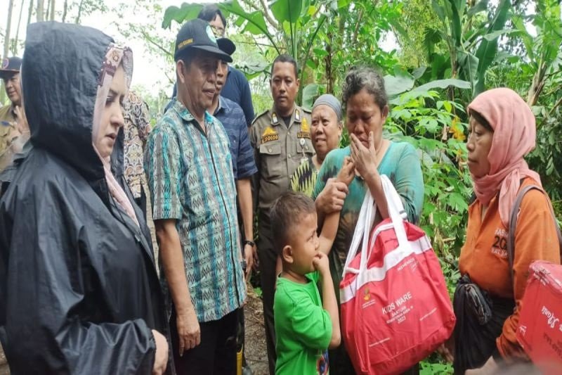 Bupati pekalongan Fadia sedang bertemu dengan para korban bencana di Kecamatan Kandagserang, Selasa (21/1/2025). Foto: Humas Kabupaten Pekalongan