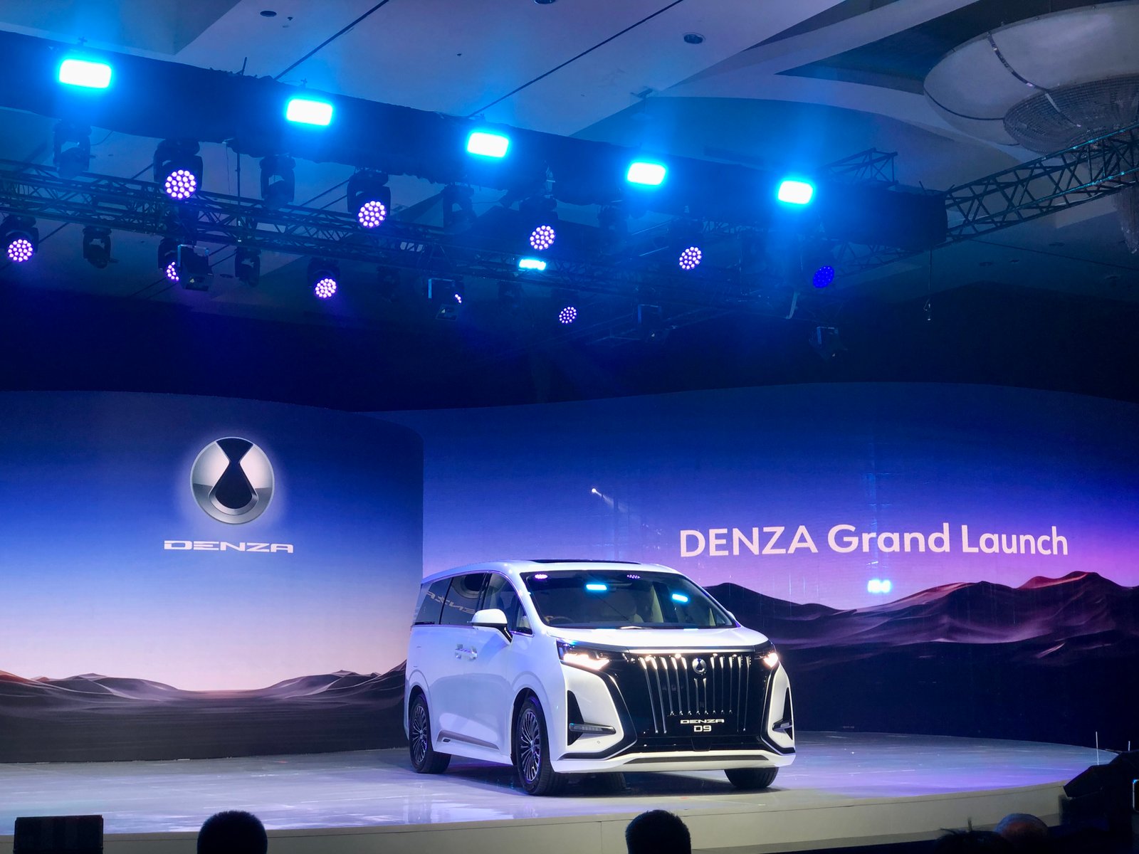 Denza D9 resmi meluncur di Indonesia dengan harga di bawah Rp1 miliar. Foto: apakabar.co.id/DF