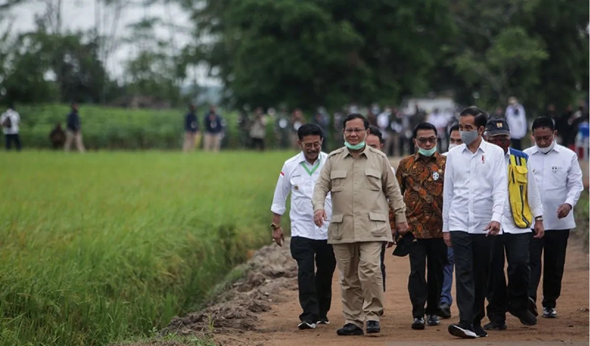 Presiden Joko Widodo (ketiga kanan) didampingi Menteri Pertahanan Arsip -Prabowo Subianto (kedua kiri) Kepala Staf Kepresidenan Moeldoko (tengah), Menteri Pertanian Syahrul Yasin Limpo (kiri) dan Menteri PUPR Basuki Hadimuljono (kedua kanan) meninjau kesi