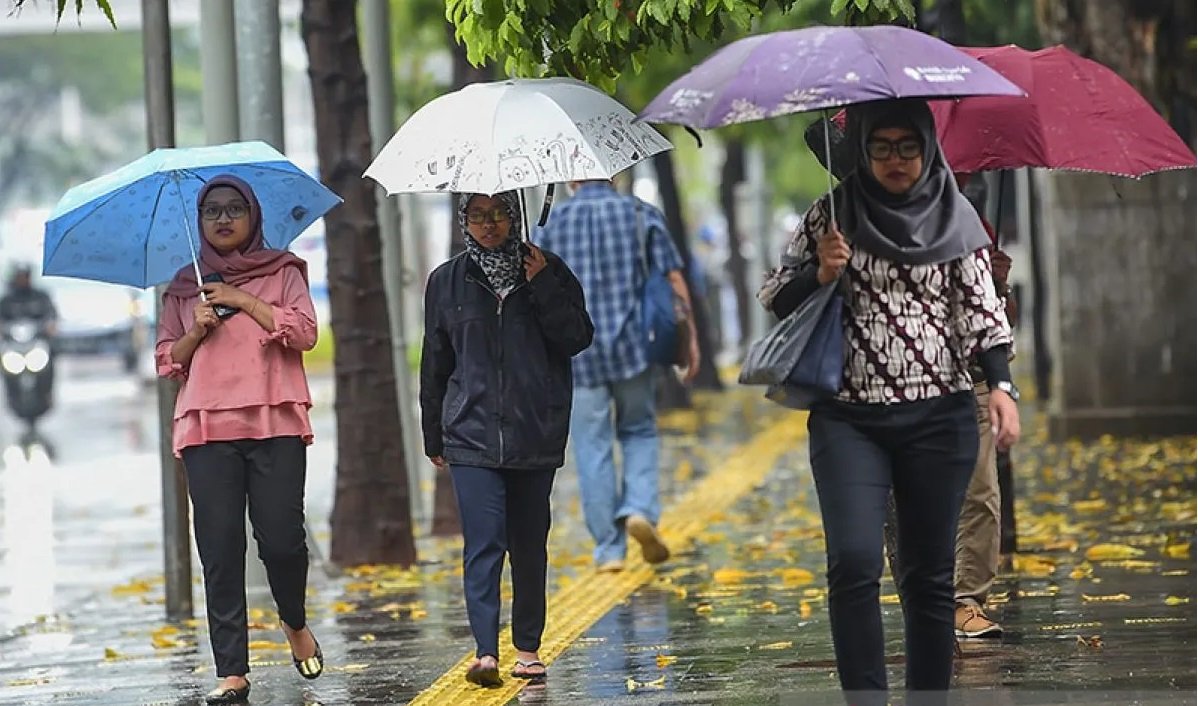 Hari Kedua Lebaran, BMKG: Hujan Lebat dan Angin Kencang di Sejumlah Kota Besar