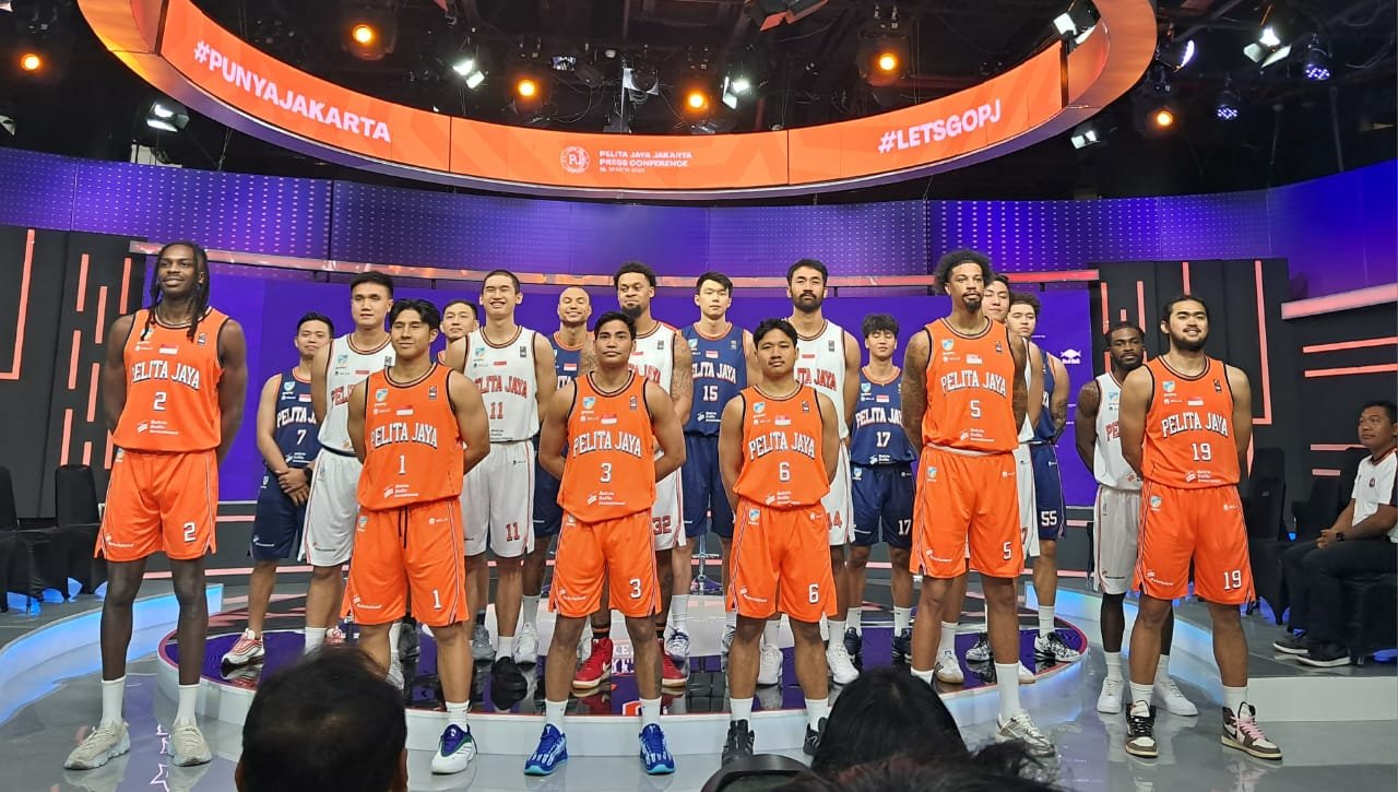 Pelita Jaya Jakarta saat memperkenalkan para pemainnya jelang menjalani IBL dan BCL Asia 2025 di Jakarta, Kamis (9/1).
