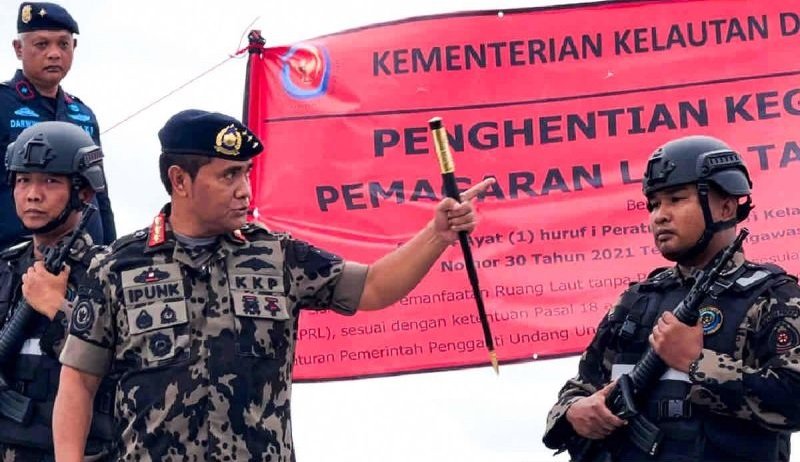 Direktur Jenderal Pengawasan Sumber Daya Kelautan dan Perikanan (PSDKP) KKP Pung Nugroho Saksono (tengah) memimpin langsung kegiatan penyegelan terhadap pemagaran laut sepanjang 30,16 km di perairan Tangerang, Banten, Kamis (9/1/2025). Foto: ANTARA