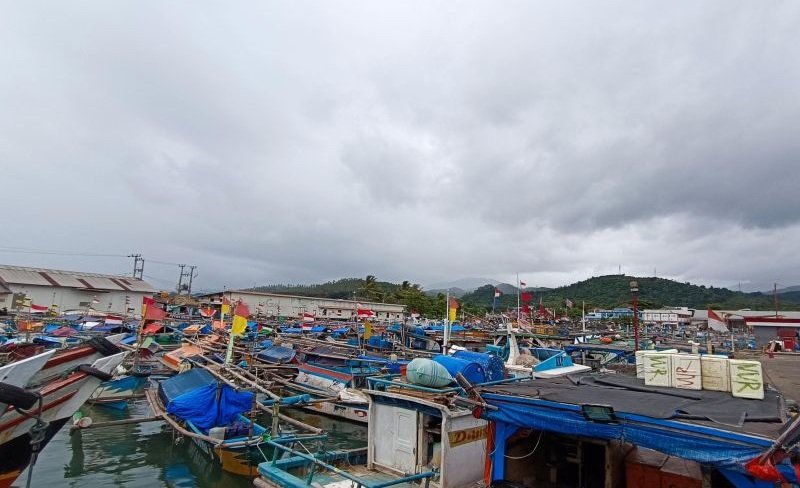 Ratusan kapal nelayan di Palabuhanratu, Kabupaten Sukabumi, Jawa Barat tidak beroperasi dampak cuaca buruk yang melanda perairan laut selatan Sukabumi. Foto: ANTARA