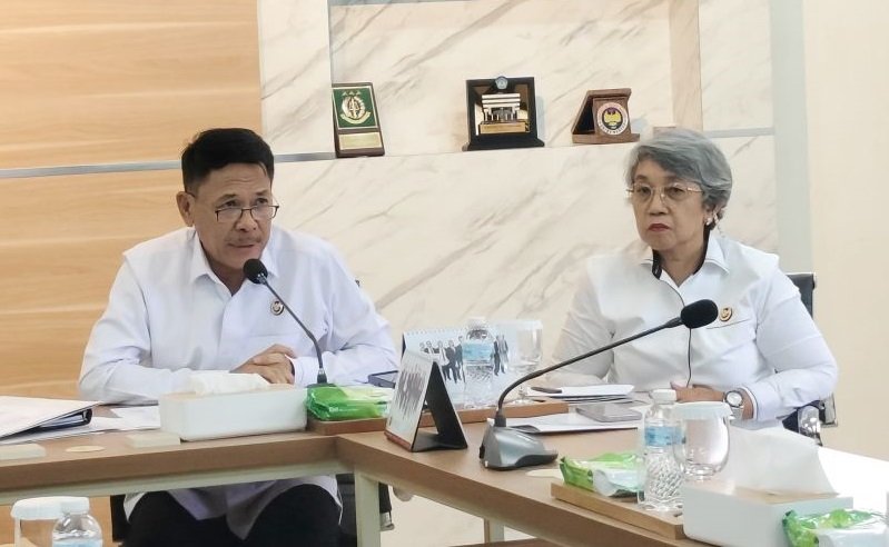 Anggota Komisi Kejaksaan (Komjak) Heffinur (kiri) dan Rita Serena Kolibonso (kanan) berbicara dengan awak media di Gedung Komisi Kejaksaan, Jakarta, Senin (6/1/2025). Foto: ANTARA