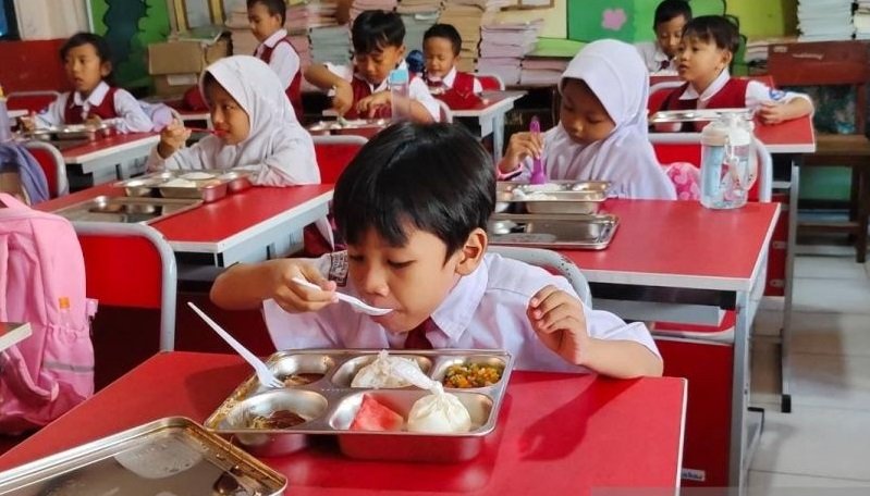 Sebanyak 3.114 paket makanan bergizi gratis (MBG) didistribusikan ke sekolah tingkat dasar (SD), pendidikan usia dini (PAUD) dan sekolah madrasah di wilayah Kabupaten Tangerang, Banten, untuk meningkatkan kualitas gizi dan kesehatan anak dalam mendukung u
