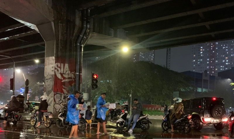 Sejumlah pengendara roda dua berteduh di bawah jalan tol yang berada di Jakarta Timur saat hujan deras terjadi pada Rabu (8/1/2025) malam. Foto: ANTARA