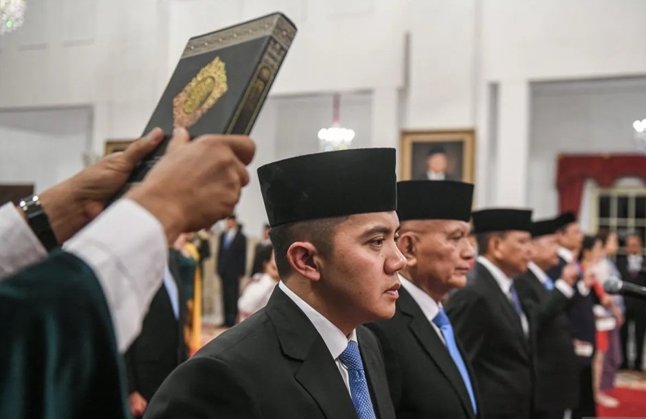 Sekretaris Kabinet Mayor Teddy Indra Wijaya (kiri) bersama Wakil Menteri Koordinator Bidang Politik dan Keamanan Lodewijk F Paulus (kedua kiri) mengucapkan sumpah jabatan saat pelantikan Wakil Menteri Kabinet Merah Putih di Istana Negara, Jakarta, Senin (