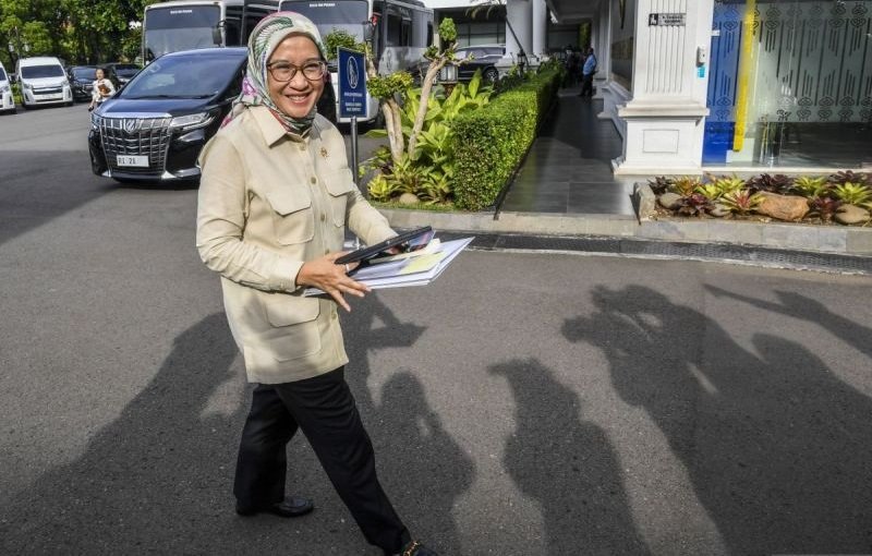 Menpan RB Rini Widyantini menyapa wartawan saat ditemui di Kompleks Istana Kepresidenan, Jakarta, Selasa (7/1/2025), sebelum menghadiri rapat bersama Presiden Prabowo Subianto. Foto: ANTARA