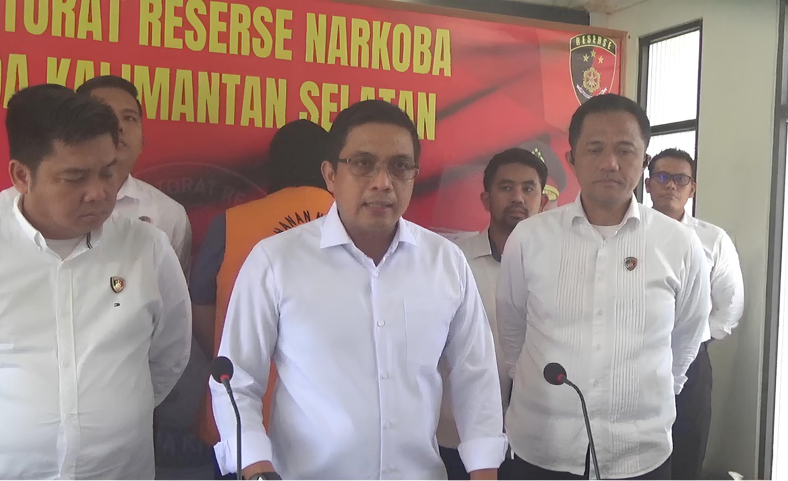 Direktur Reserse Narkoba Polda Kalsel Kombes Pol Kelana Jaya menjelaskan peran Kif sebagai operator gembong narkoba jaringan internasional Fredy Pratama, Senin (20/1). foto-hendra