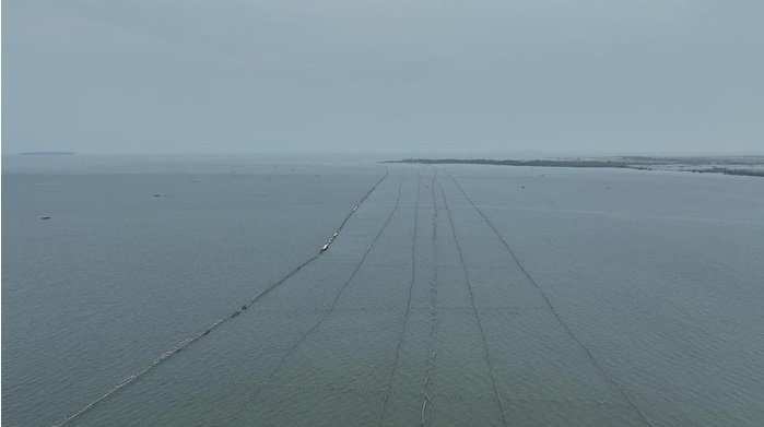 Pagar laut sepanjang 30,16 km di pesisir laut Kabupaten Tangerang dinilai mengganggu aktivitas nelayan. Pagar terbuat dari bambu atau cerucuk dengan ketinggian 6 meter. Foto: KKP