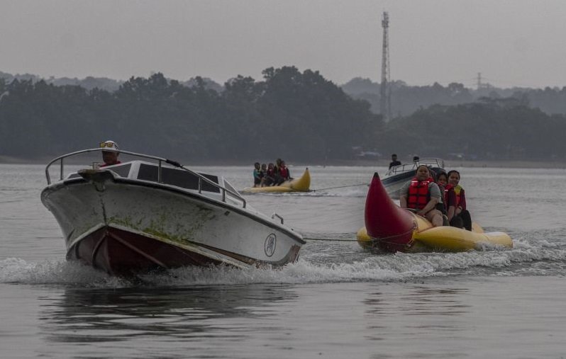 Sejumlah wisatawan menaiki wahana banana boat di Pantai Carita, Pandeglang, Banten, Sabtu (2/11/2024). Berdasarkan data Badan Pusat Statistik (BPS) Provinsi Banten secara kumulatif jumlah perjalanan wisatawan nusantara tujuan Banten pada bulan Januari hin