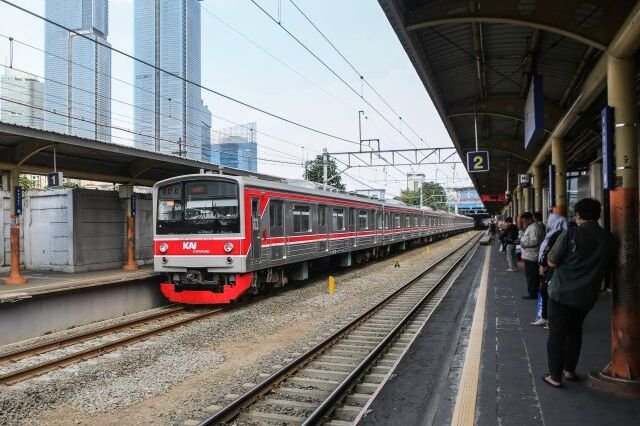 Penumpang menunggu Kereta Rel Listrik (KRL) Commuterline berhenti di Stasiun Karet, Jakarta, Kamis (2/1/2025). Foto: Antara