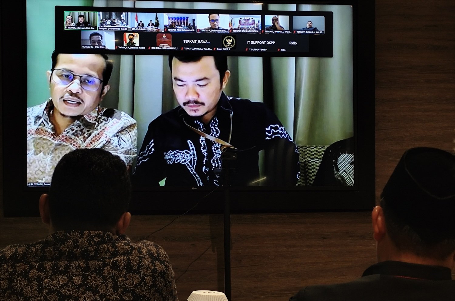 Ketua Bawaslu Banjar Muhammad Hafizh Ridha (kanan) dan anggotanya; Ramliannoor menjalani pemeriksaan sidang etik DKPP RI, Kamis (30/1). Foto: apakabar.co.id