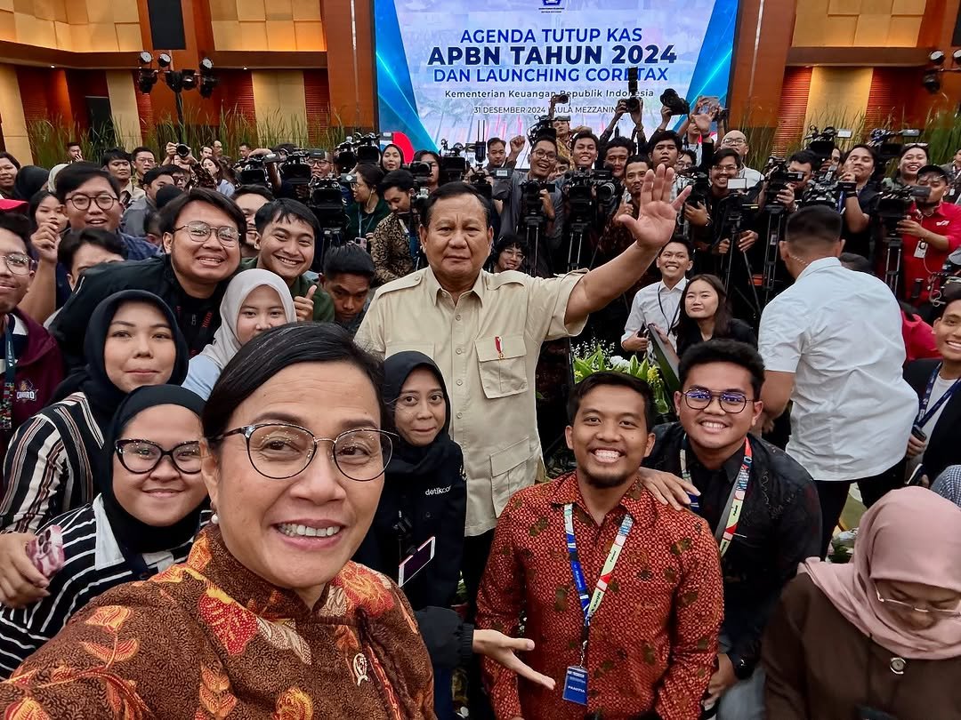 Presiden prabowo ikut berpose bersama usai menghadiri rapat Tutup Kas APBN 2024 dan launching Core Tax di Kementerian Keuangan. Foto: Instagram Sri Mulyani @smindrawati