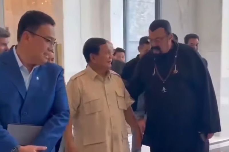 Tangkapan layar dari akun @2.prabowo yang memperlihatkan pertemuan Presiden RI Prabowo Subianto dengan aktor laga senior Steven Seagel. Tampak terlihat Wakil Menteri Komdigi menemani Kepala Negara di pertemuan tersebut. Foto: instagram @2.prabowo