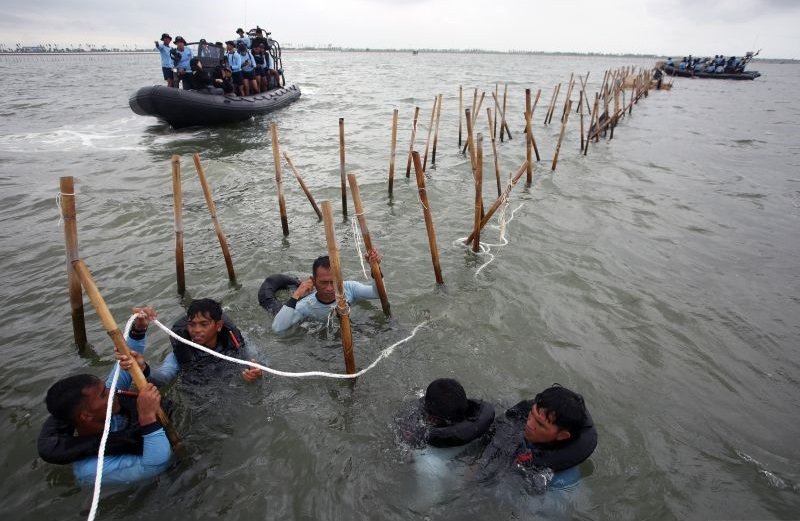Pasukan Komando Pasukan Katak (Kopaska) TNI-AL membongkar pagar laut di kawasan Pantai Tanjung Pasir, Kabupaten Tangerang, Banten, Rabu (22/1/2025). Foto: ANTARA