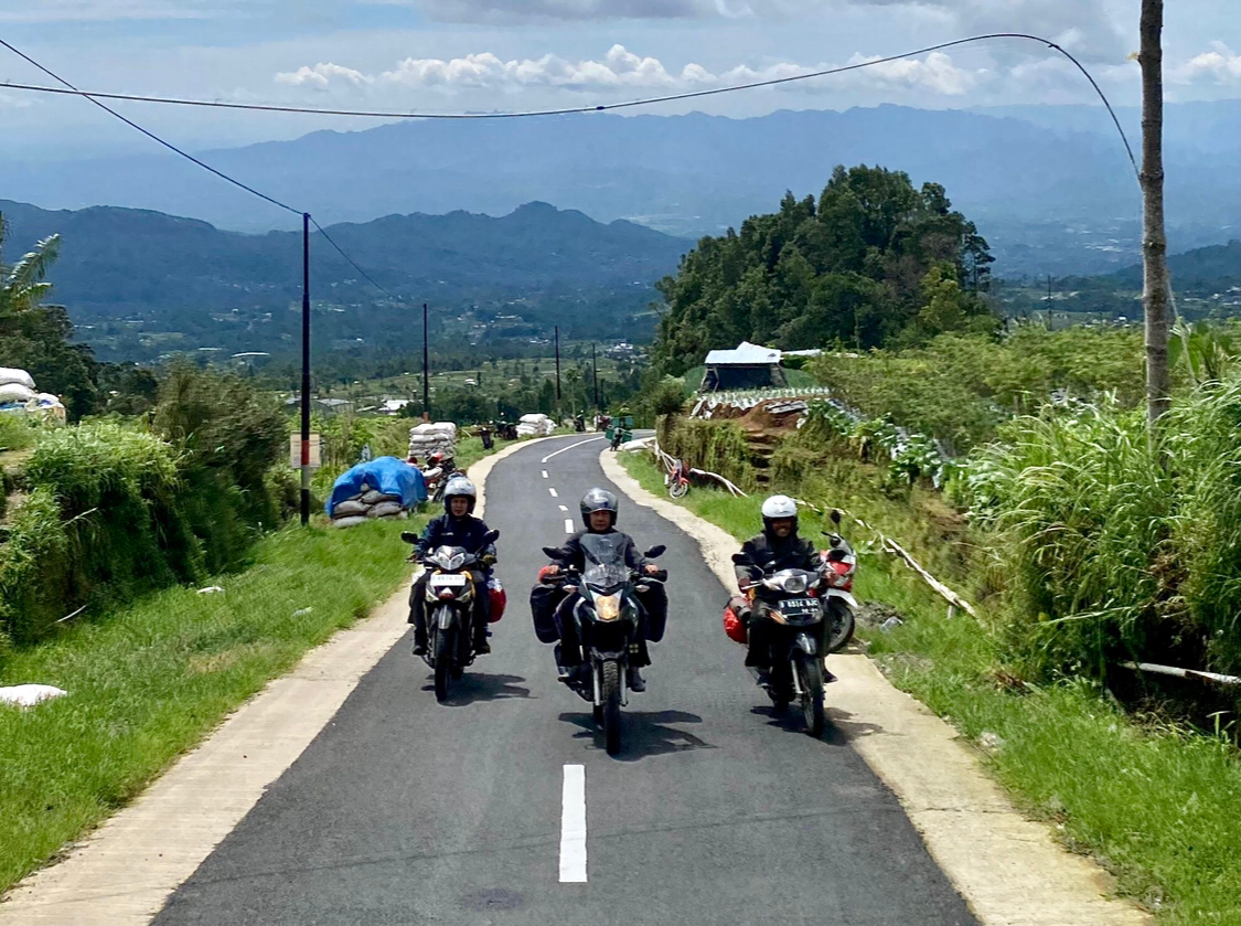 Tips Berkendara Motor Aman Hindari Kecelakaan di Jalan, Pahami Cara Menyalip